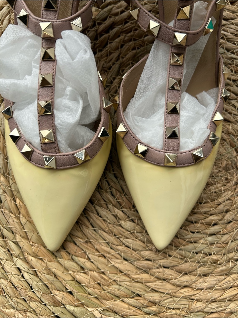 🚩steal Valentino Rockstud T-Strap Pointed Toe Pump in Pale Yellow and Nude - Picture 5 of 10